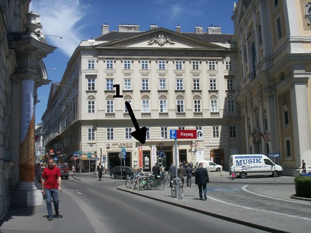 Courtyard entry from Herrengasse/Freyung